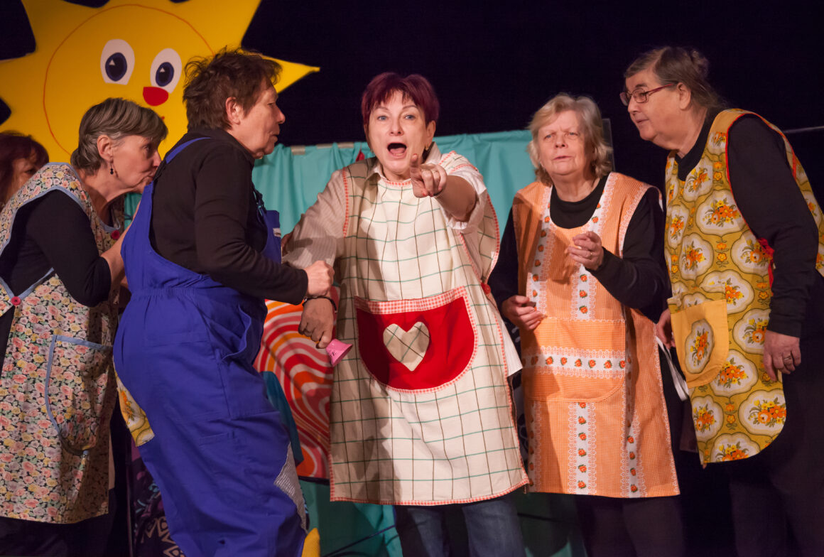 Měla babka čtyři jabka